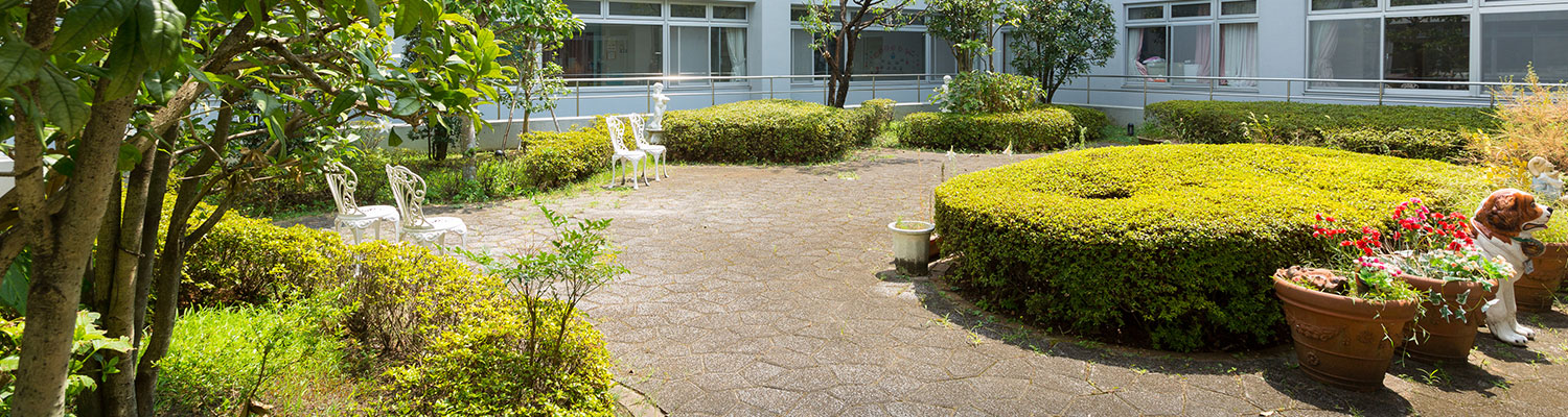 横浜市旭区にある老人ホーム 藤嶺会の中庭2